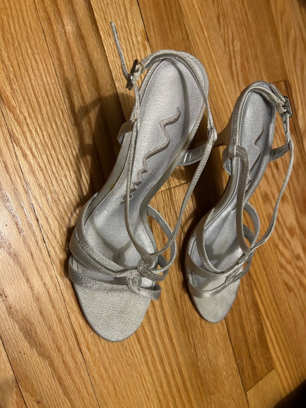 Timeless silver heels - Picture 3 of 4